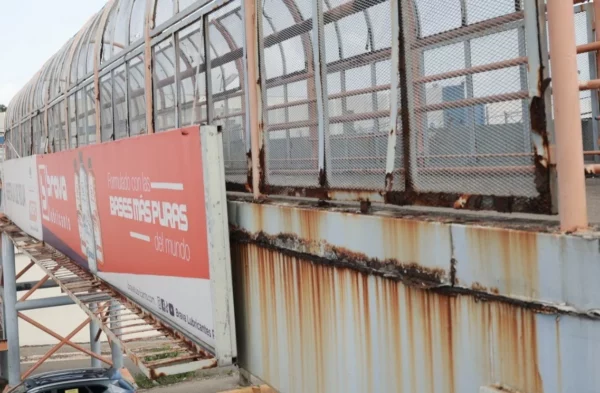 En medio de atracos y abandono, así cruzan peatones en Santo Domingo