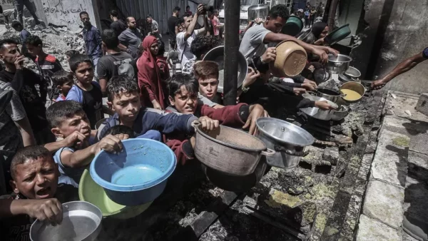 Personas en espera de alimentos en Gaza
