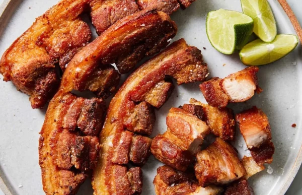 Plato de chicharrón dominicano con limón.