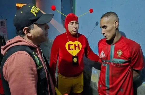 Policía disfrasado del El Chapulín colorado