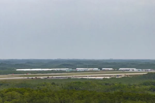 Trump asistirá este martes a la inauguración de “Alligator Alcatraz”, la prisión migratoria rodeada por 200.000 caimanes