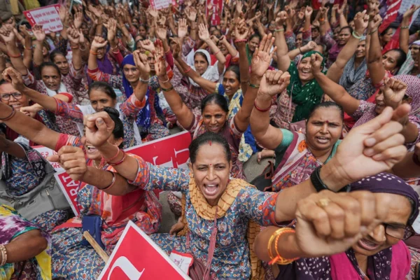 Trabajadoras rurales que cuidan a niños corean lemas durante una huelga nacional en Ahmedabad, India, el miércoles 9 de julio de 2025.