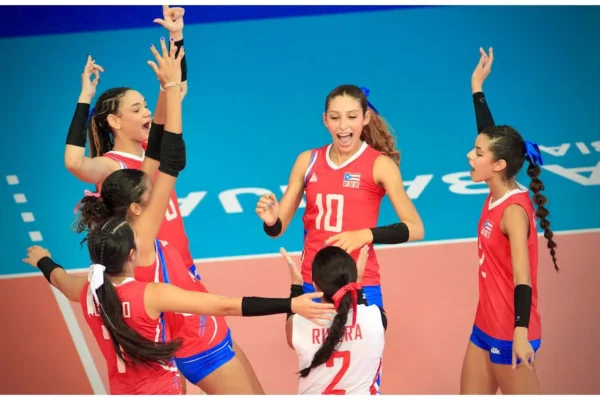 Jugadoras de Puerto Rico celebran tras vencer a República Dominicana