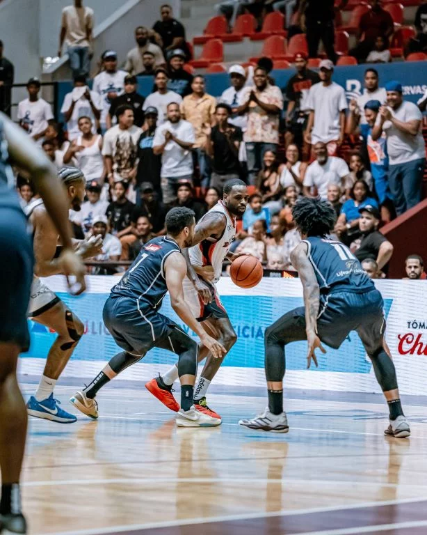 RAMÓN GALLOWAY (55), INDIOS_ RAYNER MOQUETE (7) Y ANDERSON GARCÍA (11), MARINEROS RAMÓN GALLOWAY (55), INDIOS_ RAYNER MOQUETE (7) Y ANDERSON GARCÍA (11), MARINEROS