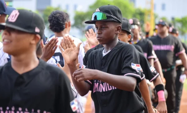 Jugadores de República Dominicana celebran triunfo