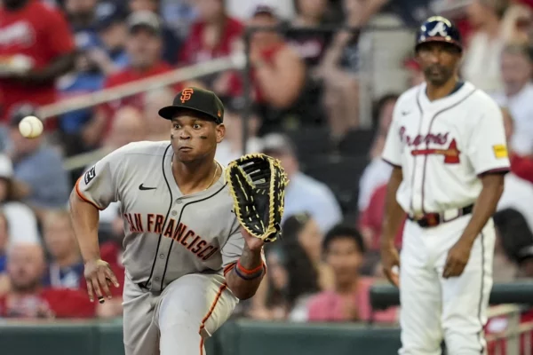 Rafael Devers debuta en primera base con los Gigantes