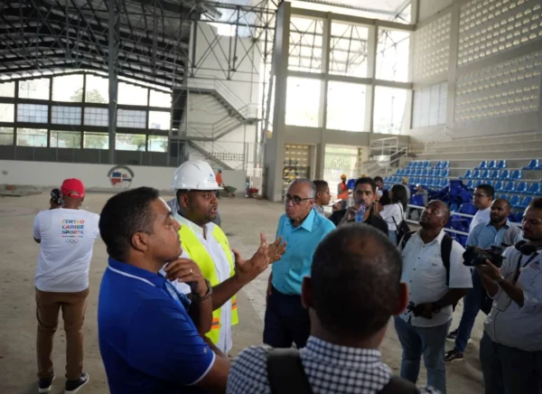 José P. Monegro y Luisín Mejía, presidentes del Comité Organizadorr y Centro Caribe Spports, respectivamente, escuchan junto a los periodistas explicaciones del ingeniero Ángel Beltré, del Ministerio de la Vivienda y Edificaciones en el Palacio del Voleibol, Gioriver Arias.