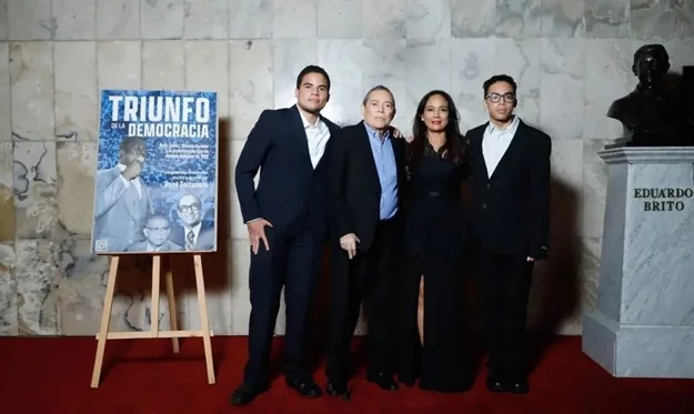 René Fortunato junto a sus hijos, Diego y René Alejandro, y su esposa, Matty Vásquez. Fortunato, René Fortunato, Matty Vásquez y René Alejandro Fortunato en premier “El Triunfo de la Democracia”.