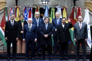 Milei traspasa a Lula la presidencia semestral del Mercosur