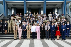 Vicepresidenta Raquel Peña encabeza reunión en la Policía.