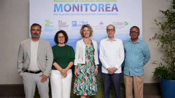 Rita Sellares, directora de la Fundación Dominicana de Estudios Marinos (Fundemar), y la Embajadora de Francia, Sonia Barbry junto a otras personalidades
