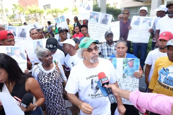 Padre Rogelio Cruz, en declaraciones a la prensa durante la protesta en la Procuraduría General de la República