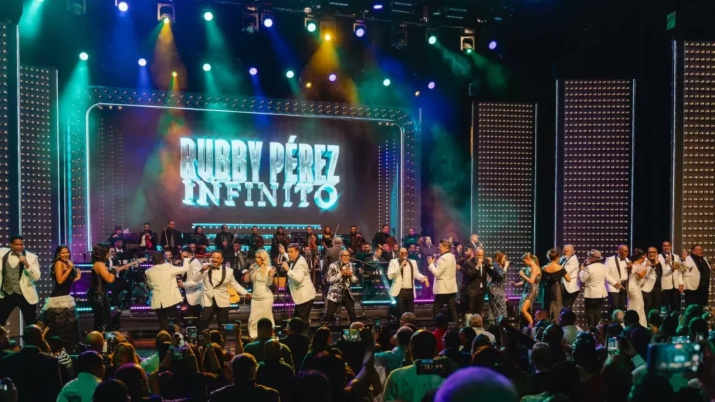 Todos los artistas juntos al final del show Rubby Pérez