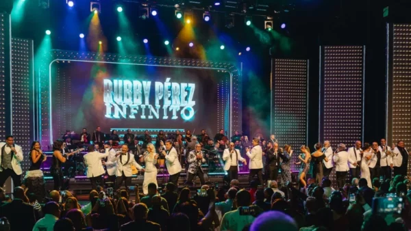 Todos los artistas juntos al final del show Rubby Pérez