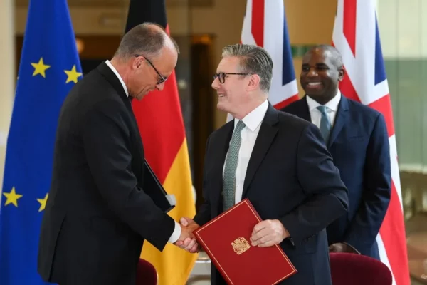 El canciller alemás, Friedrich Merz (i) y el primer ministro británico, Keir Starmer (c) tras la firma del acuerdo este jueves en Londres.