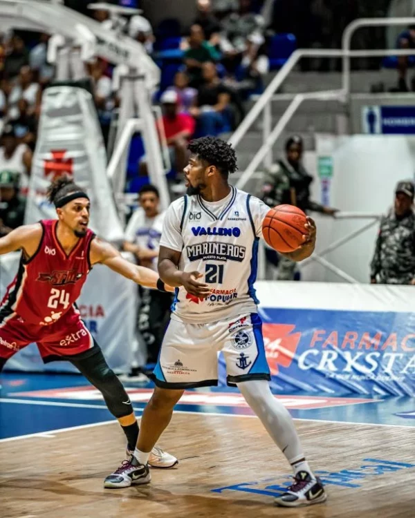 SYDNEY CURRY (21), MARINEROS_ MICHAEL BRYSON (24), INDIOS