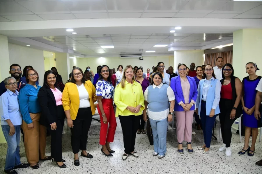 Salud capacita personal médico en manejo de tuberculosis, VIH y diabetes.