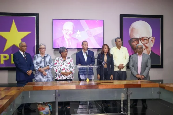 Secretaría salud del PLD hablando sobre senasa