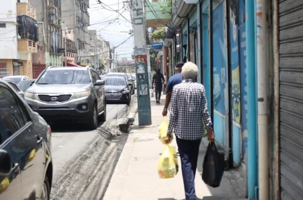 Señora caminando por la avenida Mella