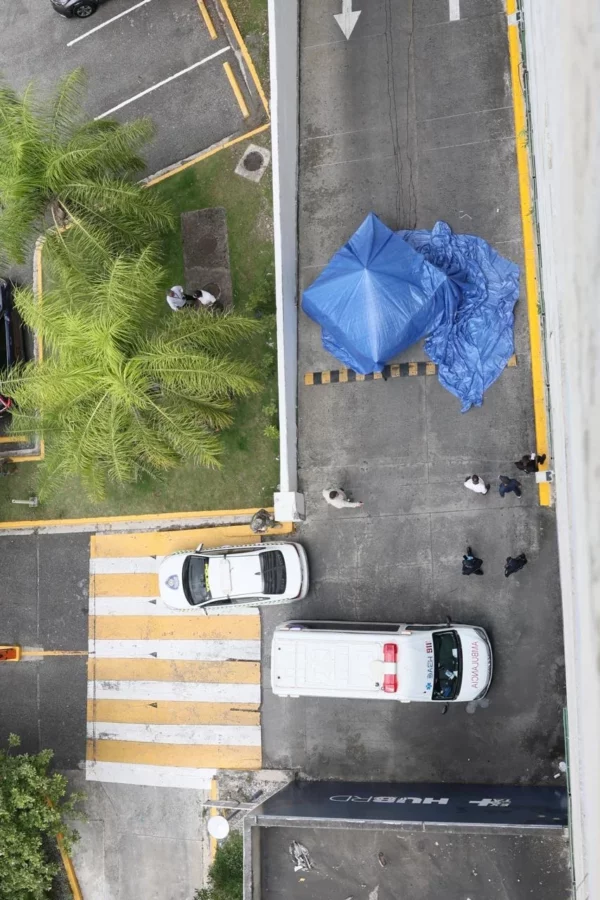 Varios agentes de seguridad custodian las inmediaciones del parqueo de la torre de Ágora Mall