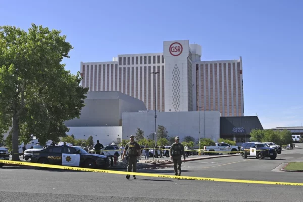 Oficiales de primera respuesta en las afueras del Grand Sierra Resort en Reno, Nevada