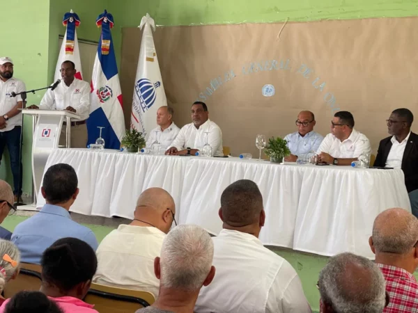 Personas durante un acto de orientación en La Puya.