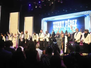 Todos los artistas juntas al final del swhoy