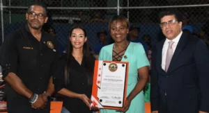 Alison Díaz, Ayleen Decamps y Dio Astacio entregan una placa de reconocimiento a la licenciada Julia Martínez Sánchez, vicecónsul en Curazao, (segunda desde la derecha), por la dedicatoria del XX torneo de Softbol de la Provincia Santo Domingo