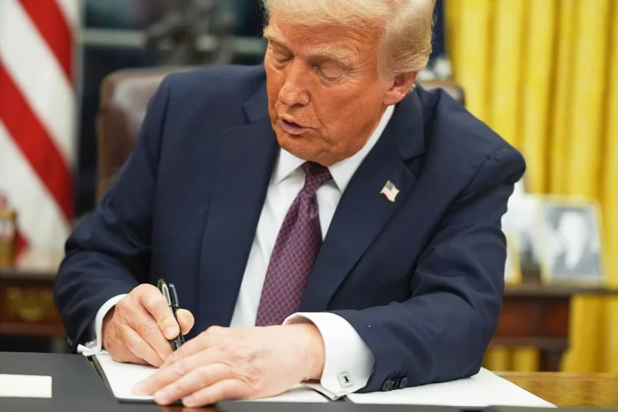 Trump firmando Trump firmando