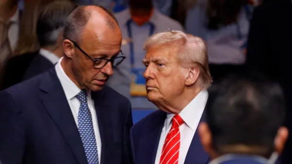 El canciller alemán Friedrich Merz conversa con el presidente estadounidense Donald Trump.