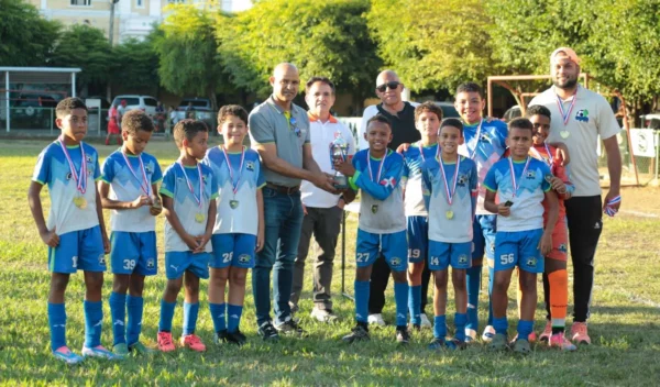 UPM-Jose Frank Acosta de Fedofutbol don Esteban Ferreira de PETS y El señor Jose Pichardo entregan el trofeo de campeon a la Escuela de Futbol UPM de La Vega (1)