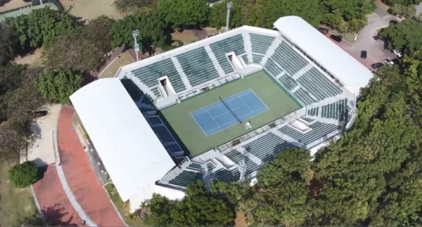 Una toma desde arriba de la cancha central del Centro Nacional de Tenis del Parque del Este. (1)