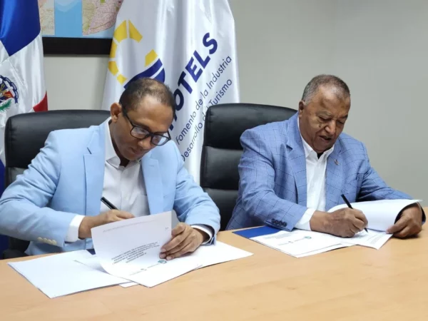 Víctor Ogando, director general de Corphotels y el alcalde de San Cristóbal, Nelson de la Rosa, firman el acuerdo.