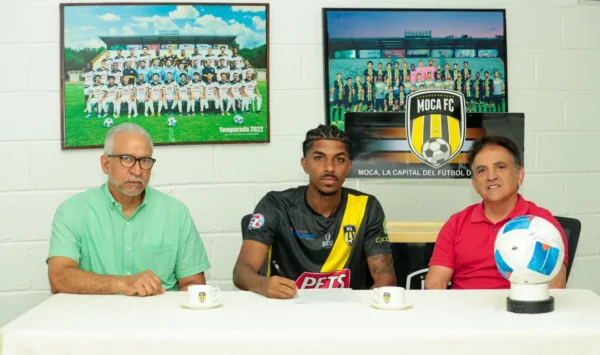 Yohan Parra-Esteban Ferreira, presidente del club y José Bautista vocal con Yohan Parra nuevo fichaje del club mocano