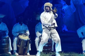 Organización denuncia que Bad Bunny sube gallinas a escenario de residencia musical