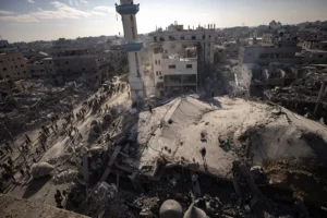Palestinos inspeccionan los escombros de la mezquita Al-Farouq tras un ataque aéreo israelí en el campo de refugiados de Rafah.