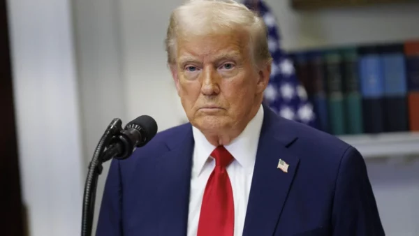 Un tribunal rechaza intento de Trump de eliminar la ciudadanía por nacimiento