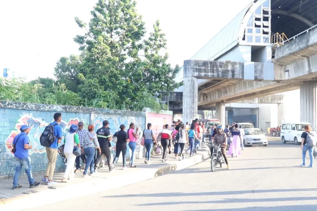 Filas por el cierre temporal de la línea 1 del Metro de Santo Domingo