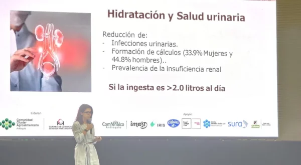 Panelista expone sobre la importancia de la hidratación y salud urinaria. Fuente externa