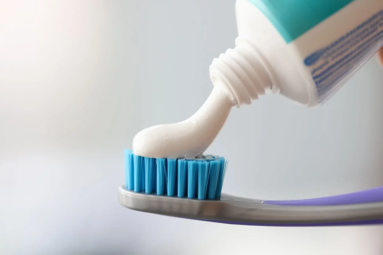 Salud Pública alerta sobre posibles reacciones adversas en pasta dental Colgate Total