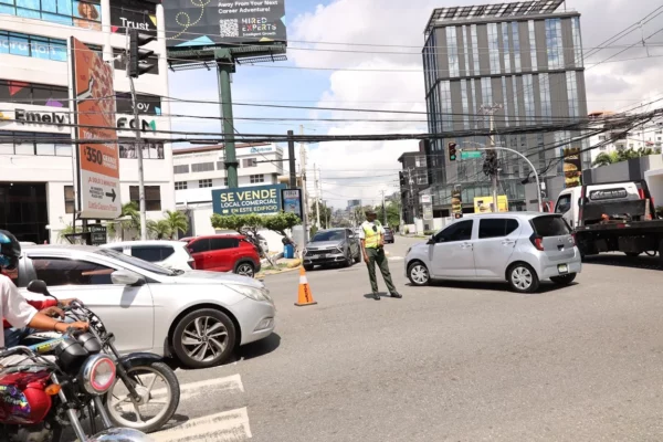 giro a la izquierda, avenida tirandentes-digesett-lope de vega