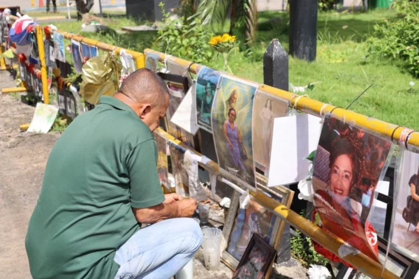 hombre enciende vela en jet set