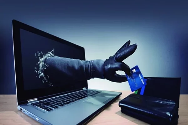 Dos implicados en red de robo de identidad y fraude bancario se entregan al Ministerio Público