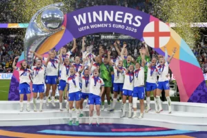 Jugadoras de Inglaterra celebran título en la Eurocopa 2025