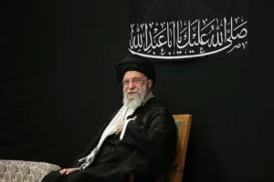 El líder supremo iraní muestra al líder supremo iraní, el ayatolá Ali Jamenei, este sábado.