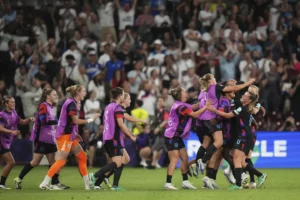 Jugadoras de Inglaterra celebran triunfo