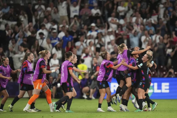 Jugadoras de Inglaterra celebran triunfo