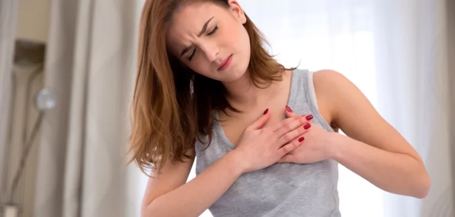 Las mujeres con enfermedad cardíaca suelen presentar síntomas diferentes, como fatiga extrema, dificultad para respirar, dolor en la mandíbula o espalda. Las mujeres con enfermedad cardíaca suelen presentar síntomas diferentes, como fatiga extrema, dificultad para respirar, dolor en la mandíbula o espalda.