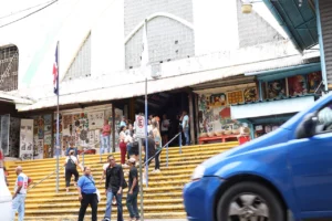 Grupo de turistas visitan mercado Modelo