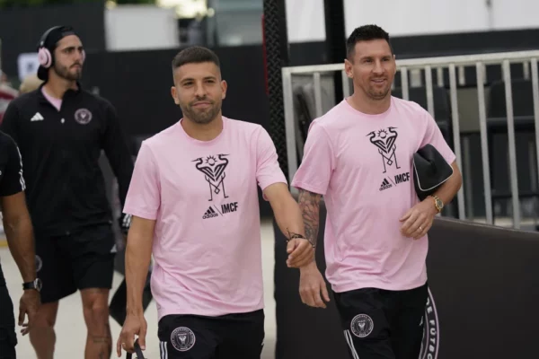 El defensa del Inter de Miami, Jordi Alba (izquierda), y el delantero Lionel Messi conversan a su llegada antes del inicio de un partido de la MLS contra el Toronto FC,
